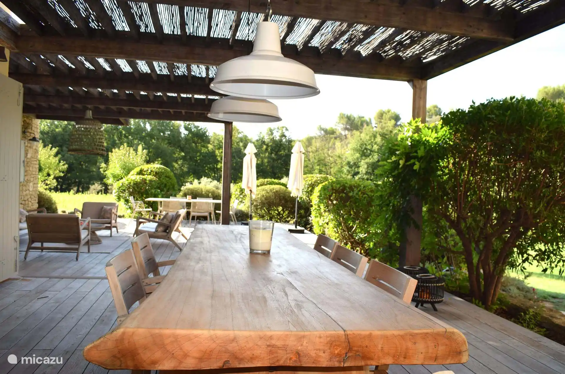 Terrasse mit Esstisch mit Blick auf den Pool