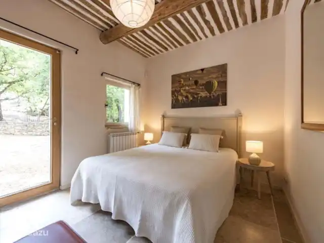 Villa des Roches | France, Vaucluse, Apt - villa Chambre 3 avec une porte-fenêtre donnant sur la terrasse (avec un lit de 160 cm x 200 cm)