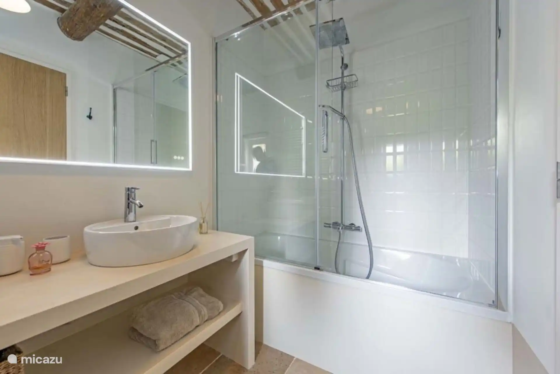 En-suite Badezimmer, Schlafzimmer 1 mit Badewanne mit Dusche, 2 Waschbecken und WC