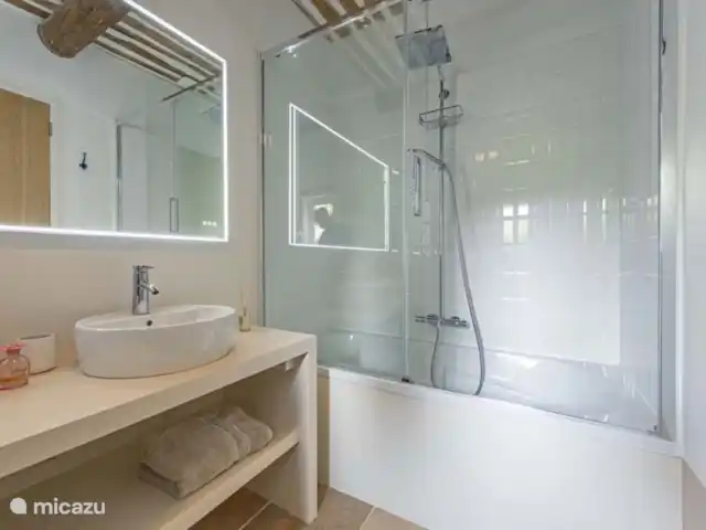 Villa des Roches | France, Vaucluse, Apt - villa Salle de bain attenante chambre 1 avec baignoire avec douche, 2 lavabos et un WC