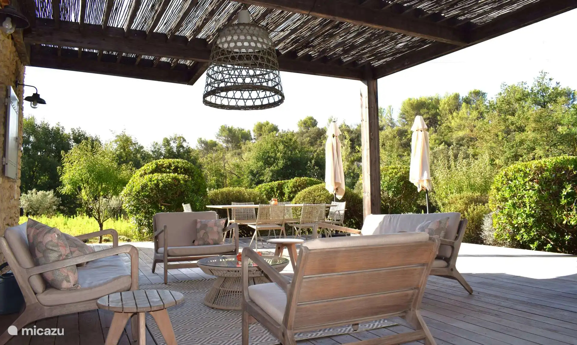 Terrasse mit Liegestühlen und Esstisch