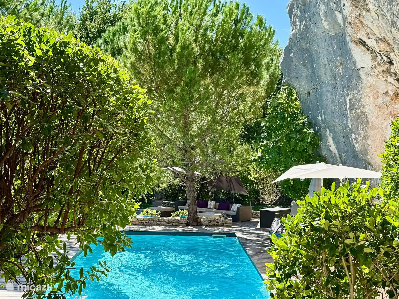 Beheiztes Schwimmbad mit Sonnenterrassen mit Sonnenschirmen