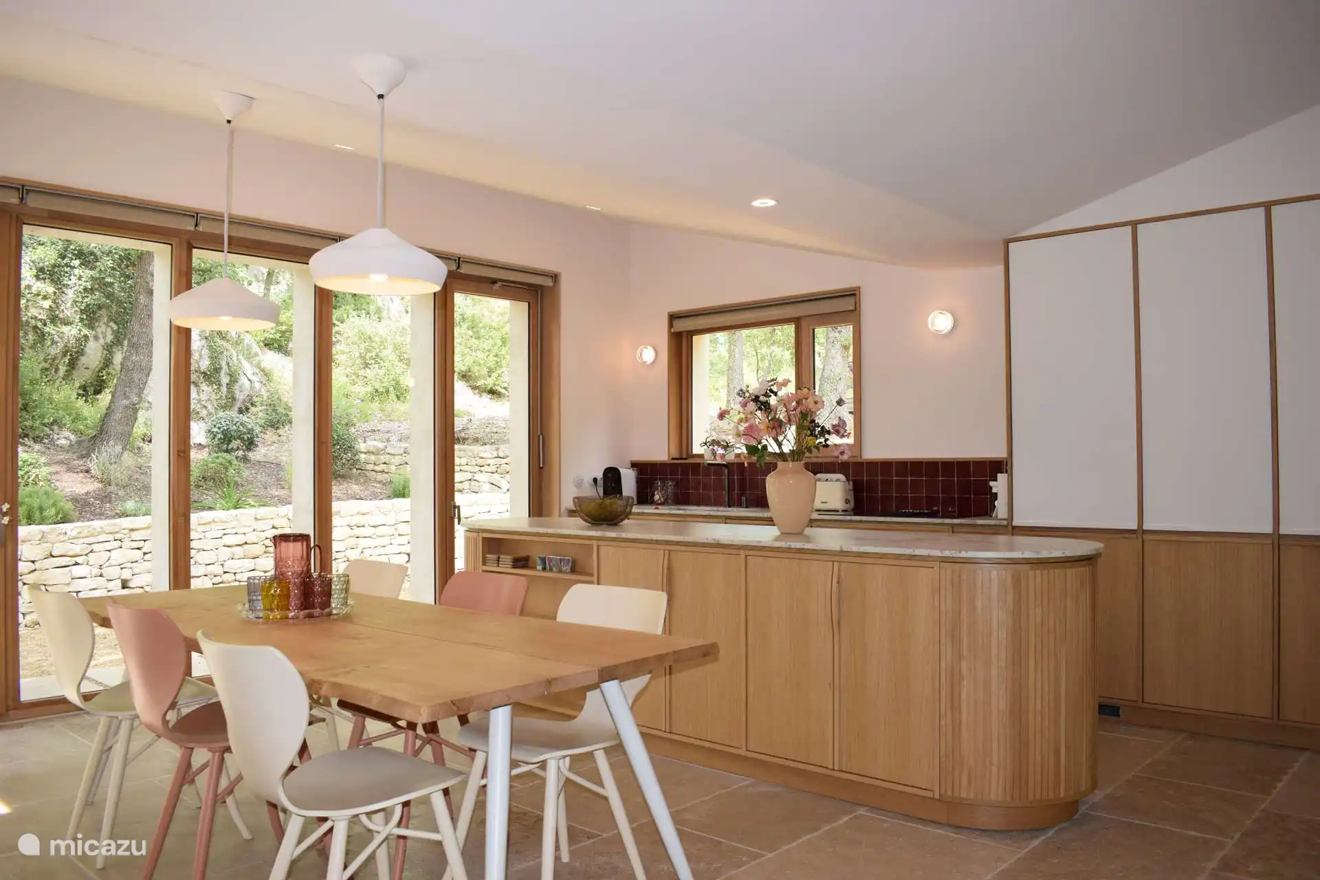 Geräumige Küche mit Kochinsel und Esstisch für 6 Personen