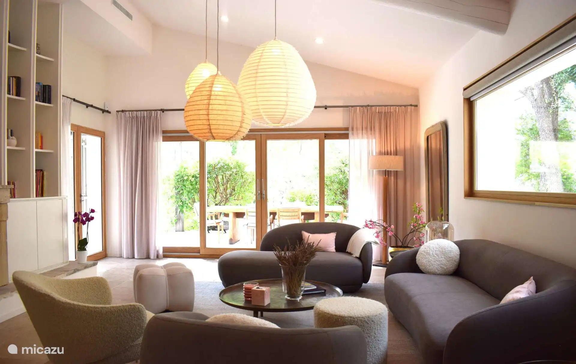 Wohnzimmer mit Blick auf die Felsen und die Natur