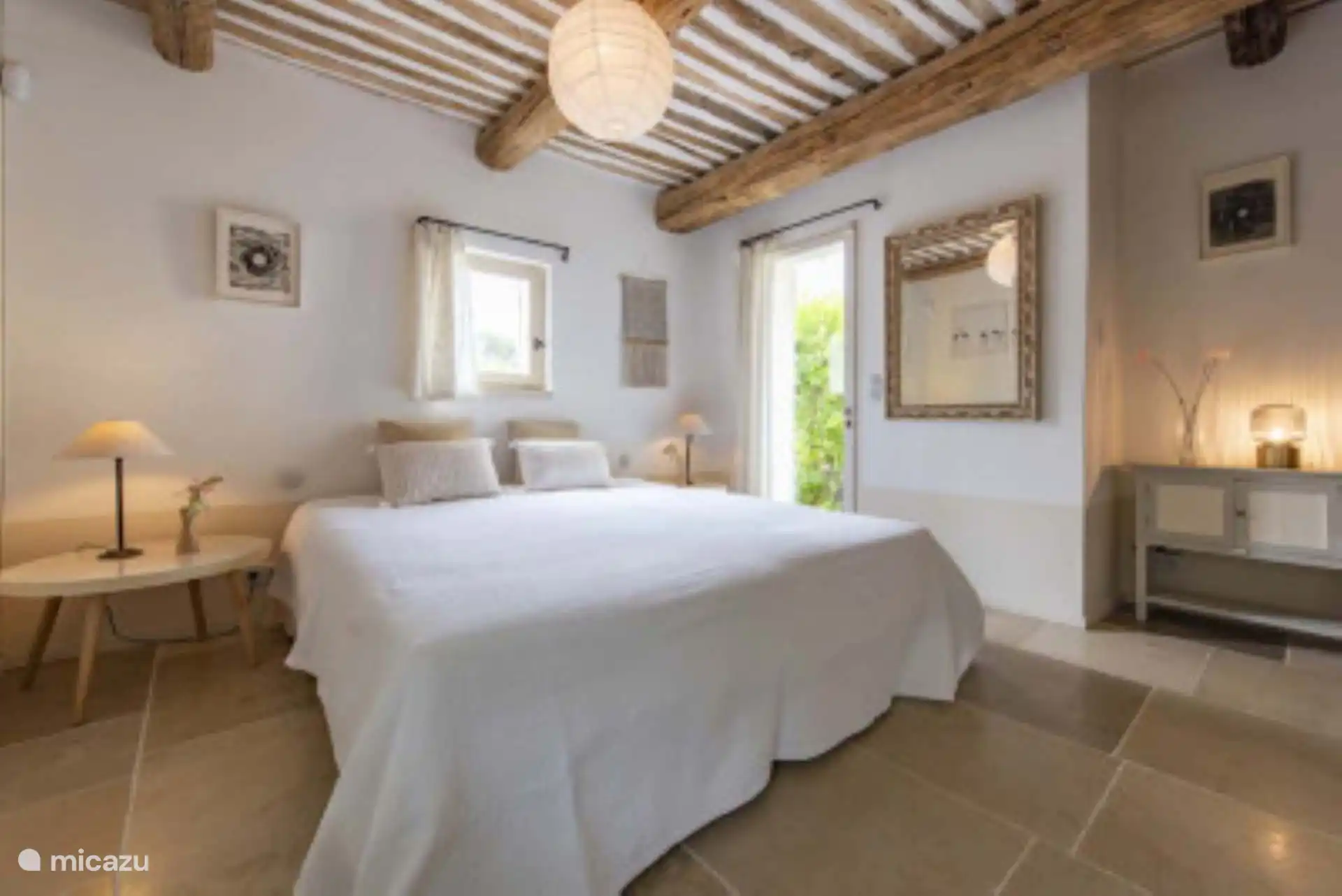 Hauptschlafzimmer mit französischen Türen zur Terrasse (Bett von 180 cm x 210 cm)