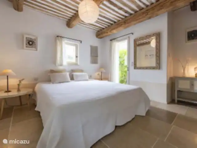 Villa des Roches | France, Vaucluse, Apt - villa Chambre des maîtres avec portes-fenêtres donnant sur la terrasse (lit de 180 cm x 210 cm)