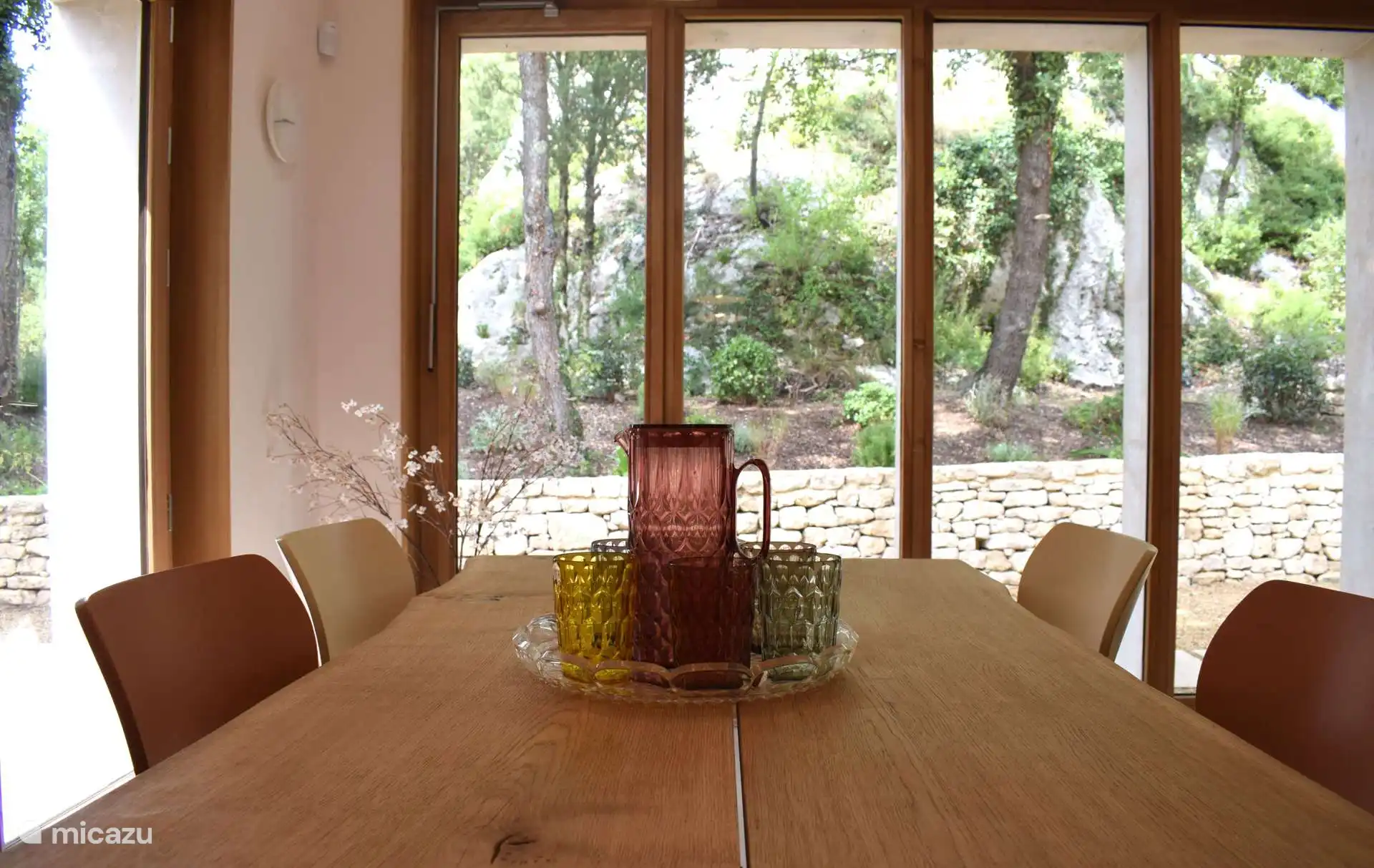 Von der Küche aus ein schöner Blick auf den Garten und die dahinter liegende Natur