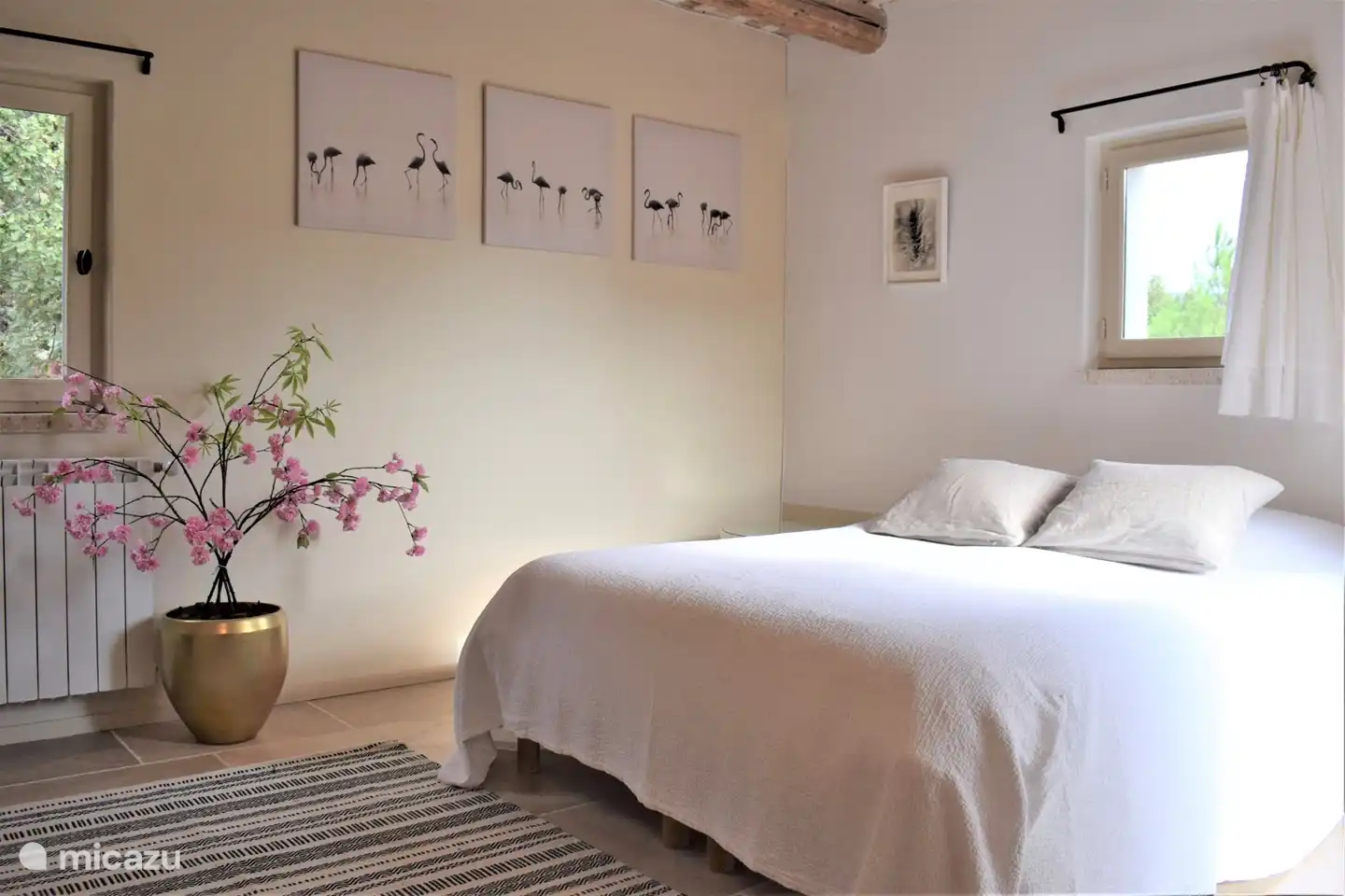 Hauptschlafzimmer im Erdgeschoss mit Doppelbett (180 cm x 210 cm). 