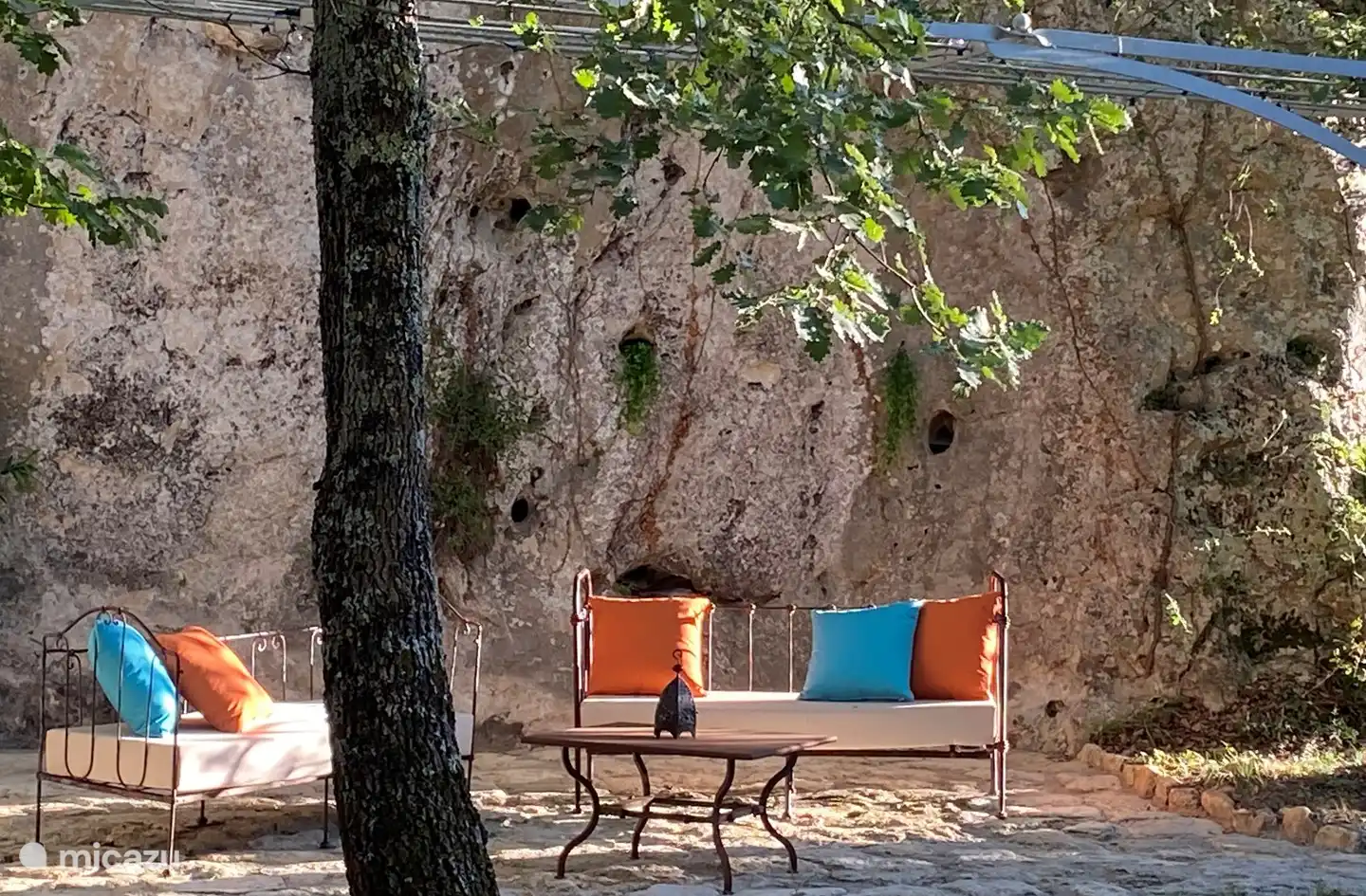 Romantischer Rastplatz im Windschatten des Felsens, mit schönem Blick in die Natur und schön zum Abkühlen 