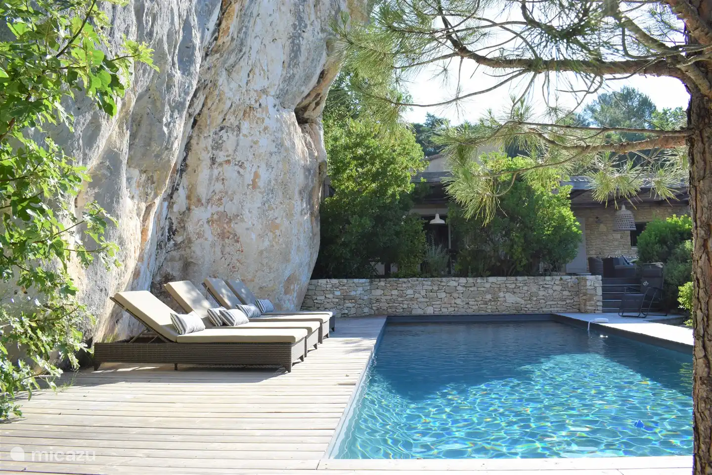 Privater beheizter Pool mit Sonnenterrasse neben dem Felsen