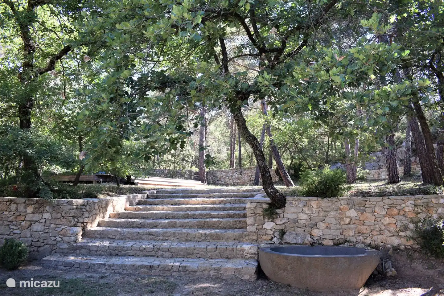 Treppe zu höheren Terrassen, von denen eine über eine Tischtennisplatte verfügt