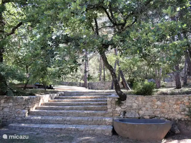 Villa des Roches | France, Vaucluse, Apt - villa Escaliers menant à des terrasses plus élevées, dont l’une dispose d’une table de ping-pong