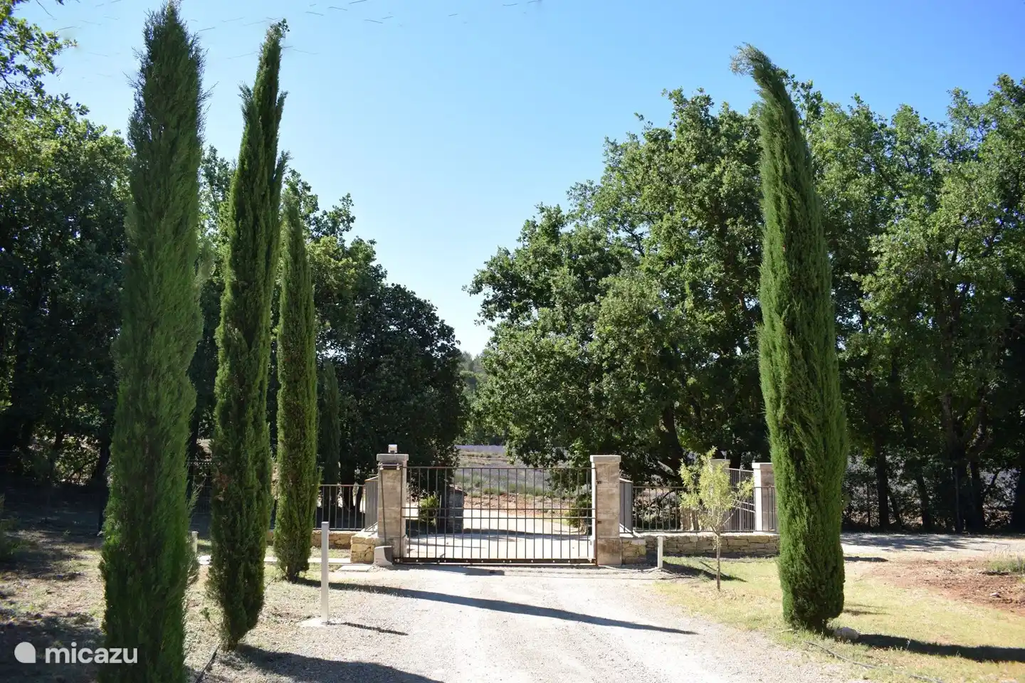 Die Domäne ist komplett eingezäunt und hat ein Einfahrtstor