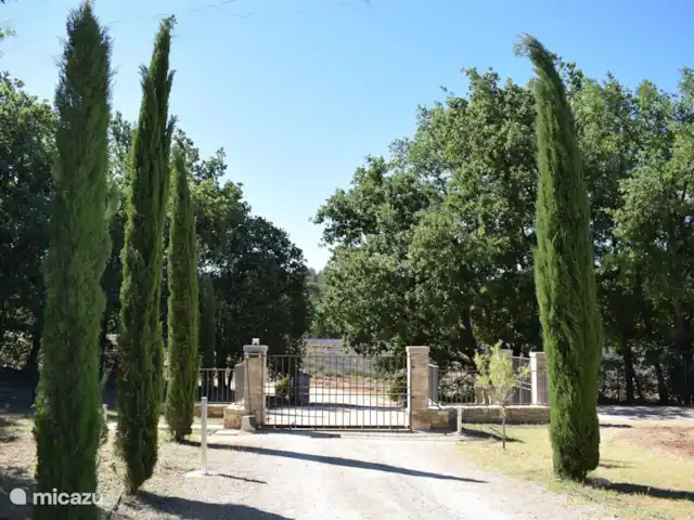 Villa des Roches | France, Vaucluse, Apt - villa Le domaine est entièrement clôturé et dispose d'un portail d'entrée