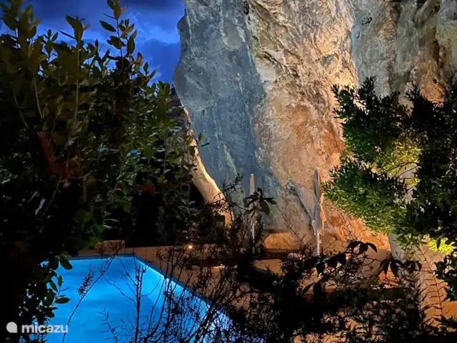 Villa des Roches | France, Vaucluse, Apt - villa Le rocher et la piscine sont illuminés la nuit !