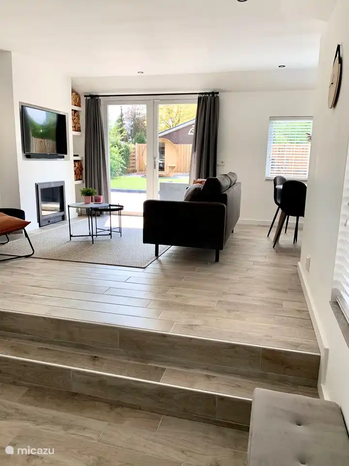 Das Wohnzimmer hat zwei Ebenen.