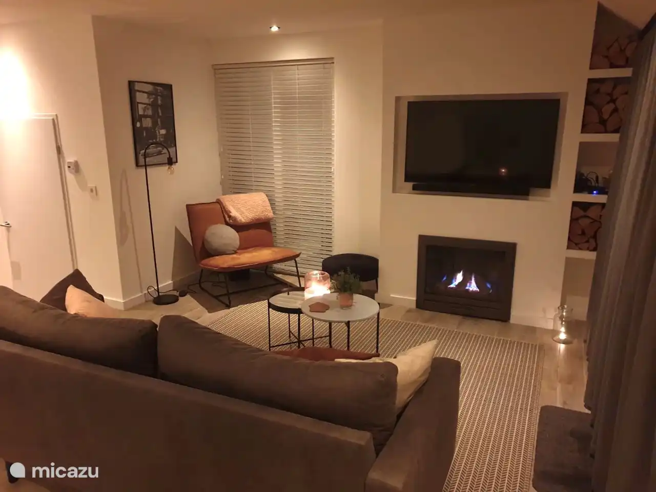 Das gemütliche Wohnzimmer am Abend. Kerzen an, Gasfeuer an und genießen Sie ein Glas Wein und die Gesellschaft des anderen!