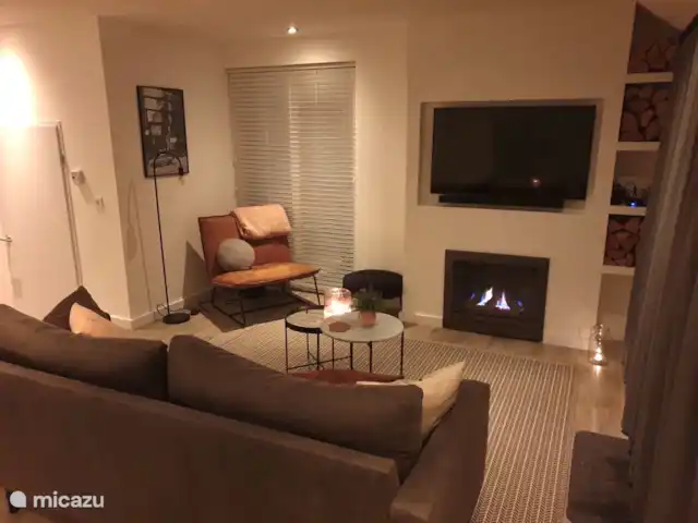 Liv Residence Casa de vacaciones y sauna en Países Bajos, Güeldres, Ermelo - casa vacacional La acogedora sala de estar por las noches. ¡Encienda las velas, encienda la chimenea de gas y disfrute de una copa de vino y de la compañía de los demás!