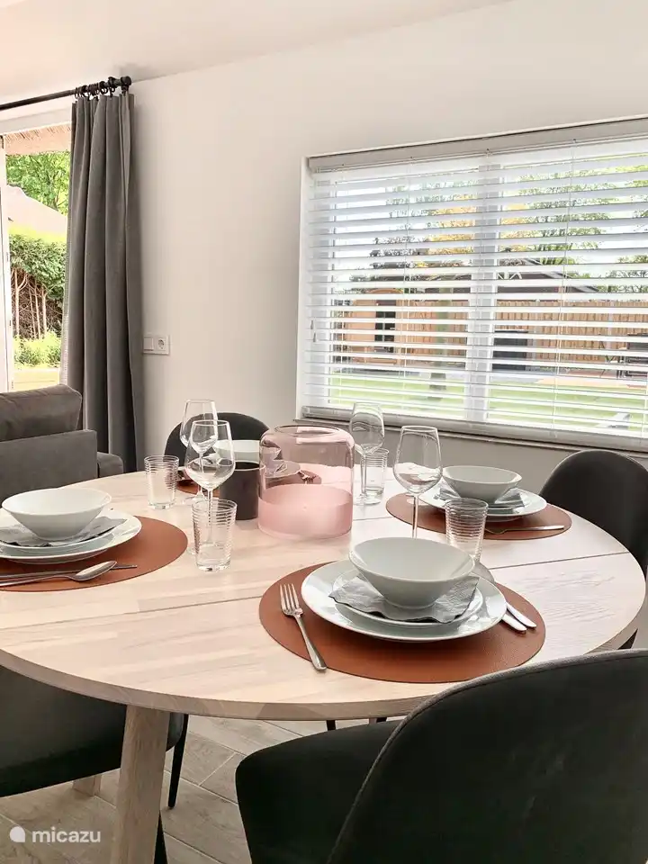 Der Esstisch. Alles ist vorhanden, um den Tisch bequem zu decken.