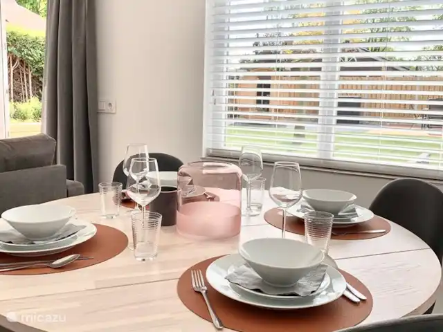 Liv Residence Casa de vacaciones y sauna en Países Bajos, Güeldres, Ermelo - casa vacacional La mesa de la cena. Todo está en la casa para poner la mesa cómodamente.
