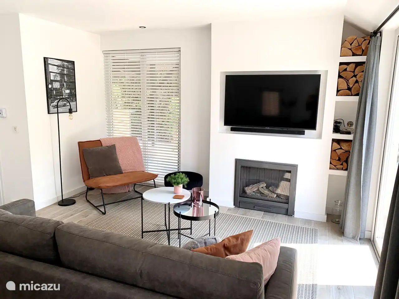 Das Wohnzimmer mit Fernseher mit Netflix.