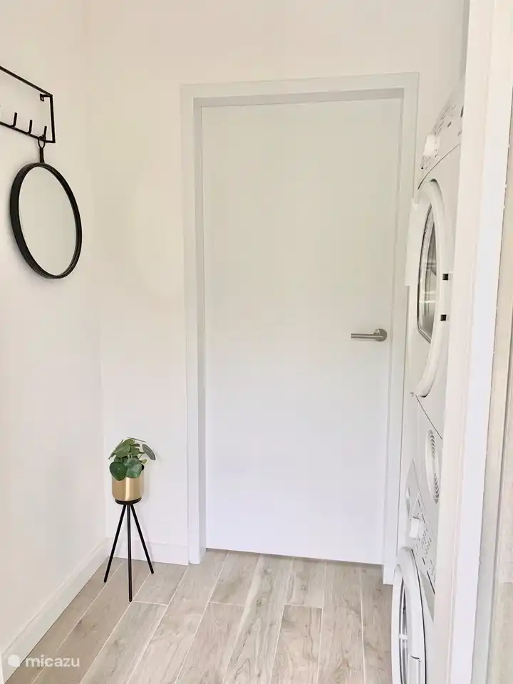 Der Eingang mit Garderobe, Waschmaschine und Trockner.