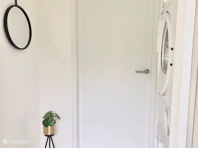 Liv Residence Casa de vacaciones y sauna en Países Bajos, Güeldres, Ermelo - casa vacacional La entrada, con perchero, lavadora y secadora.