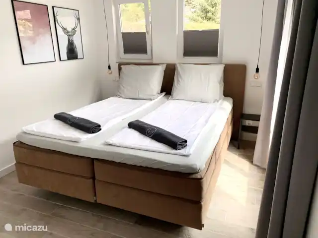 Liv Residence Casa de vacaciones y sauna en Países Bajos, Güeldres, Ermelo - casa vacacional Dormitorio en la planta baja con lujoso somier Auping tamaño king con colchón superior. Un armario también está disponible.