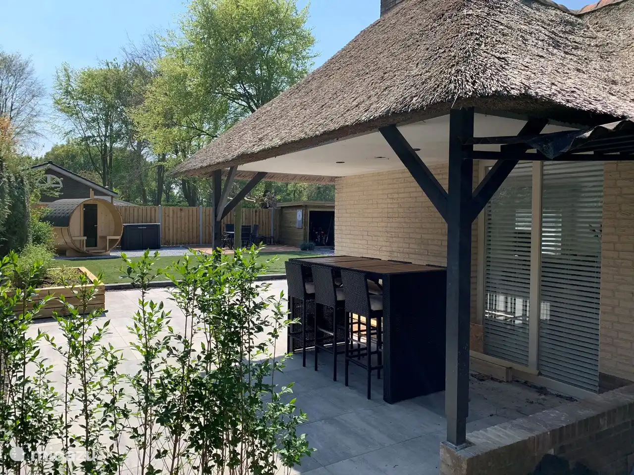 Überdachter Stehtisch für ein schönes Getränk.