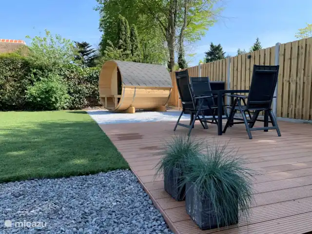 Liv Residence Casa de vacaciones y sauna en Países Bajos, Güeldres, Ermelo - casa vacacional El amplio jardín en la parte trasera de la casa está completamente cerrado, para mucha privacidad. Además de una gran zona de césped, hay una terraza cubierta con mesa de comedor, un juego de bar cubierto y una terraza para tomar el sol con juego de salón. También hay dos tumbonas disponibles.