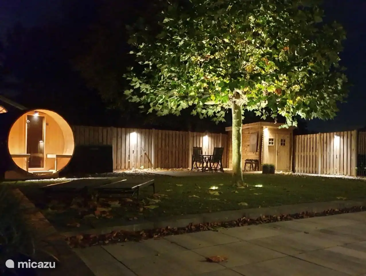 Der Garten mit der schönen Gartenbeleuchtung am Abend.