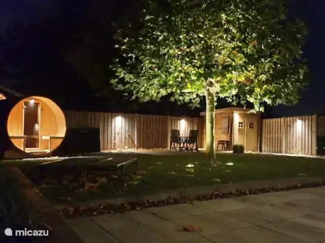 Liv Residence Casa de vacaciones y sauna en Países Bajos, Güeldres, Ermelo - casa vacacional El jardín por la noche con la hermosa iluminación del jardín.