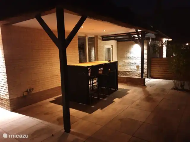 Liv Residence Casa de vacaciones y sauna en Países Bajos, Güeldres, Ermelo - casa vacacional La acogedora mesa de bar en la terraza cubierta por la noche.