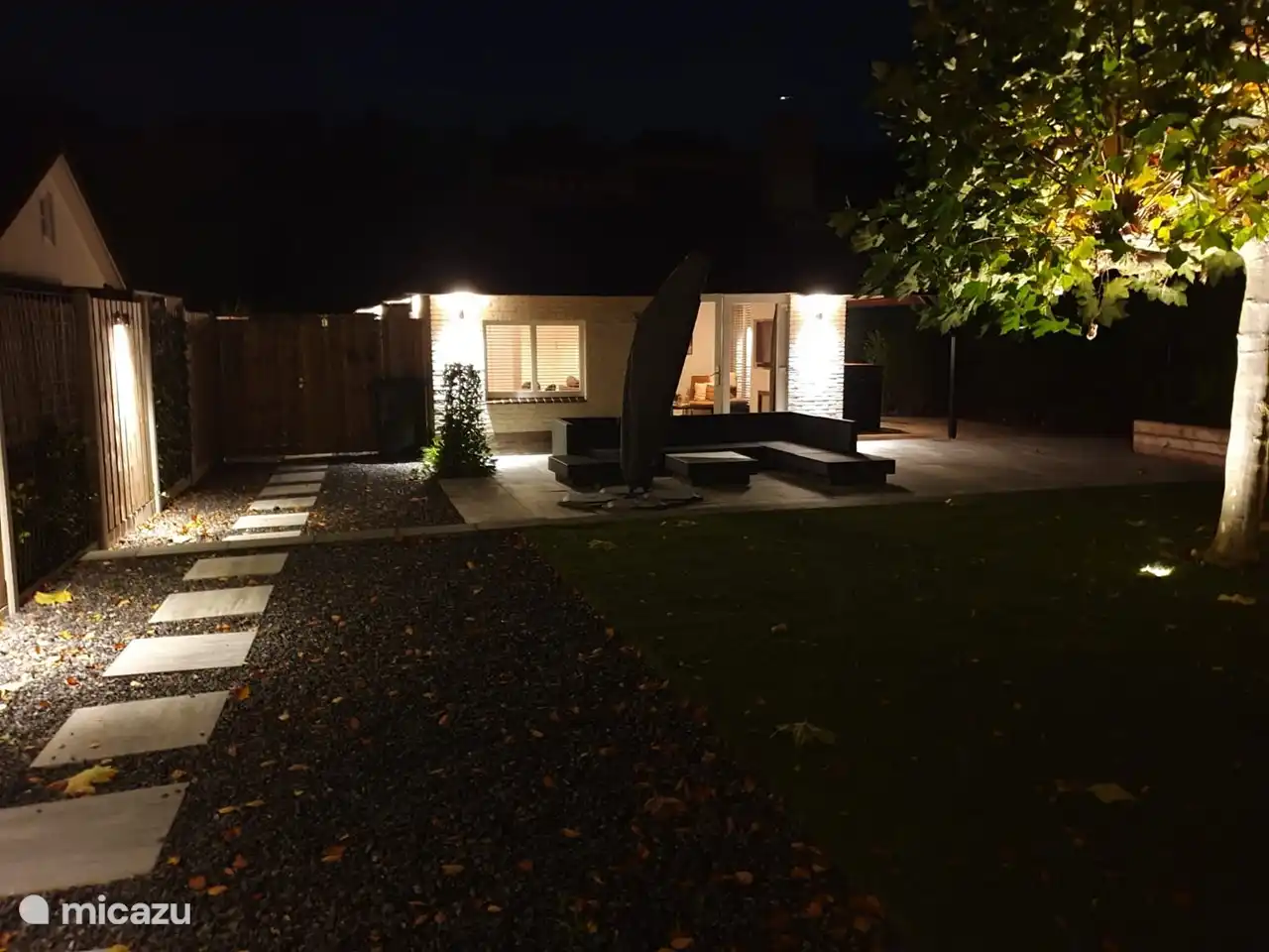 Der Garten am Abend mit der schönen Gartenbeleuchtung.