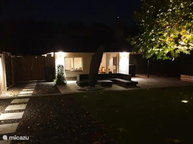 Liv Residence Casa de vacaciones y sauna en Países Bajos, Güeldres, Ermelo - casa vacacional El jardín por la noche con la hermosa iluminación del jardín.
