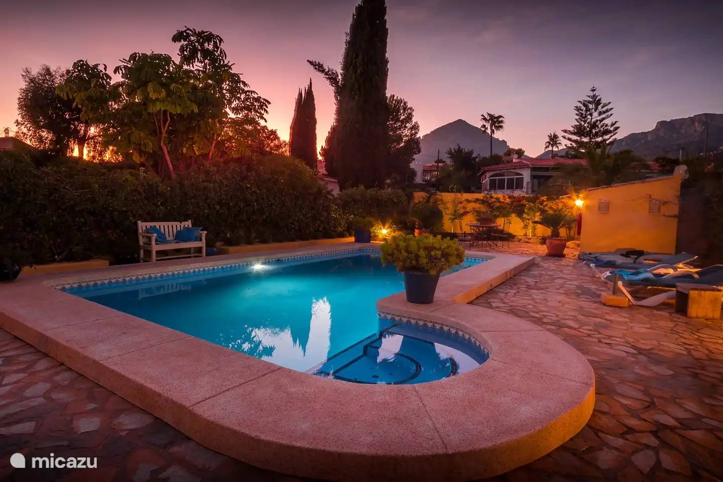 blaue Stunde. Cocktailstunde