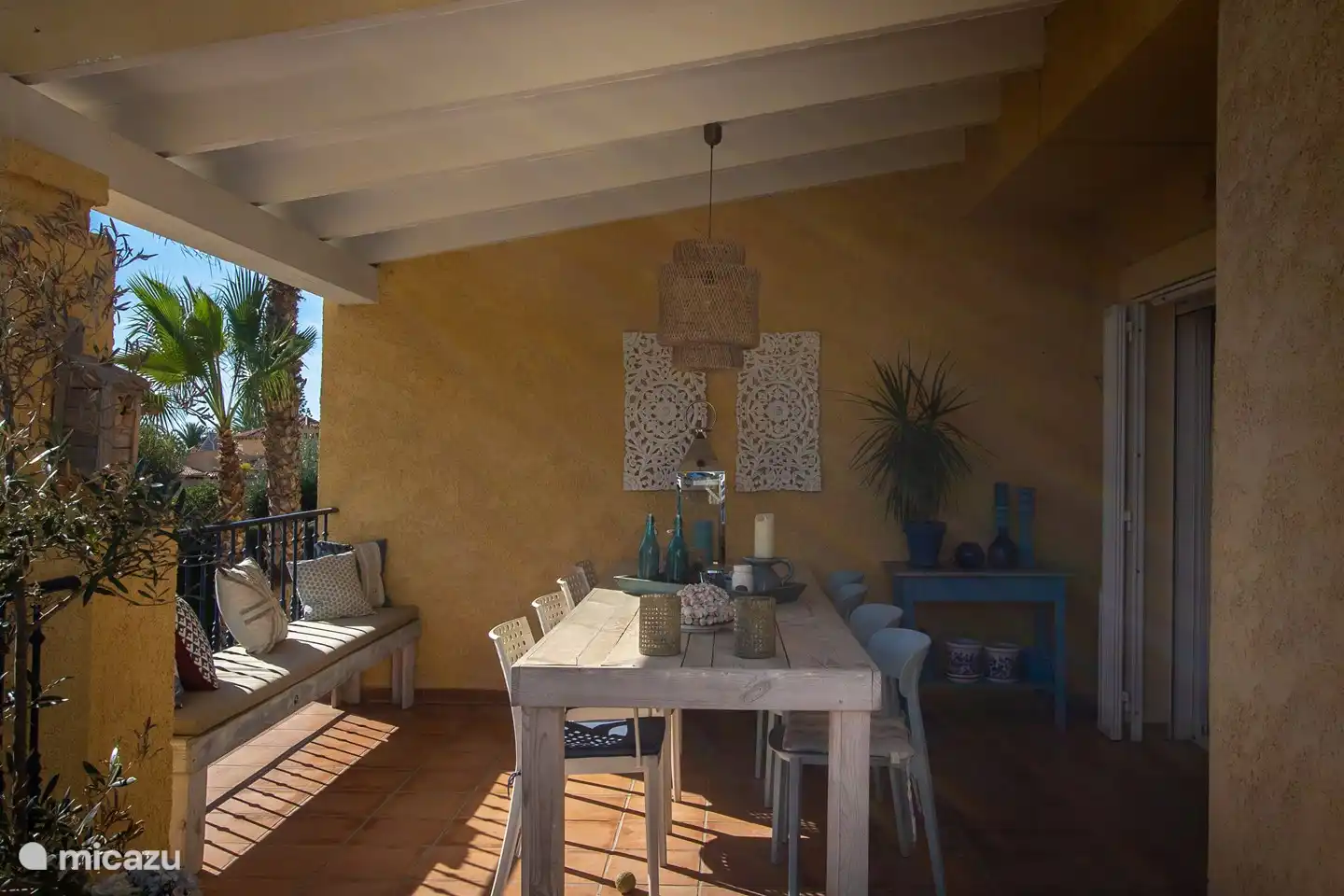 zu heiß? Terrasse im Schatten. Im Winter der Frühstücksplatz in der Sonne