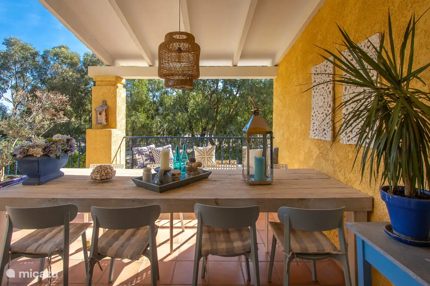 überdachte Terrasse neben dem Wohnzimmer