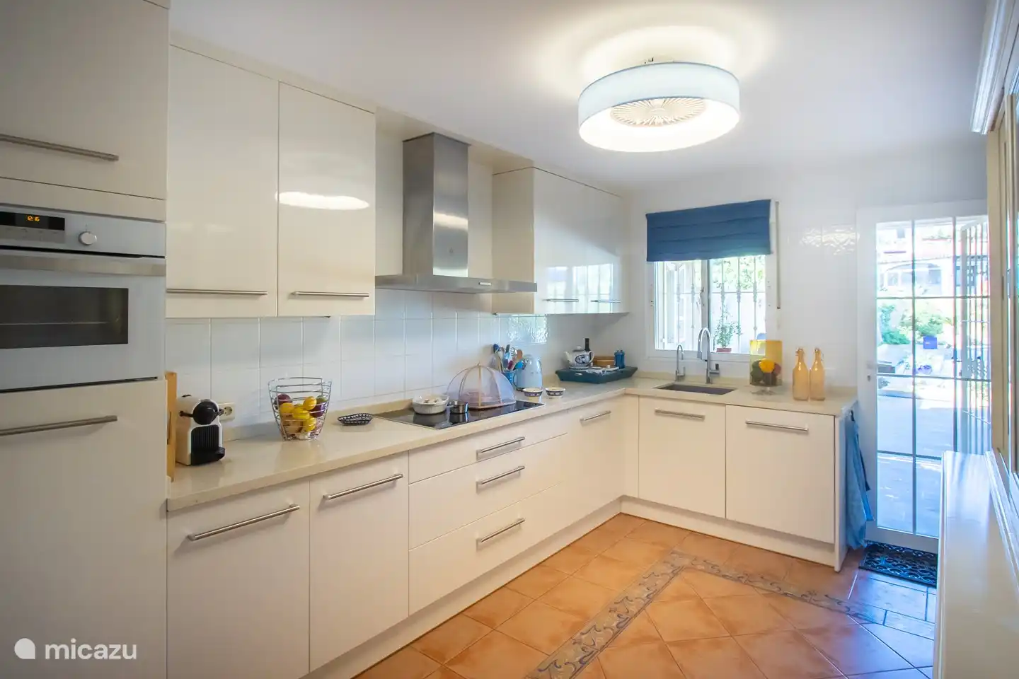 komfortable, sehr gut ausgestattete Küche