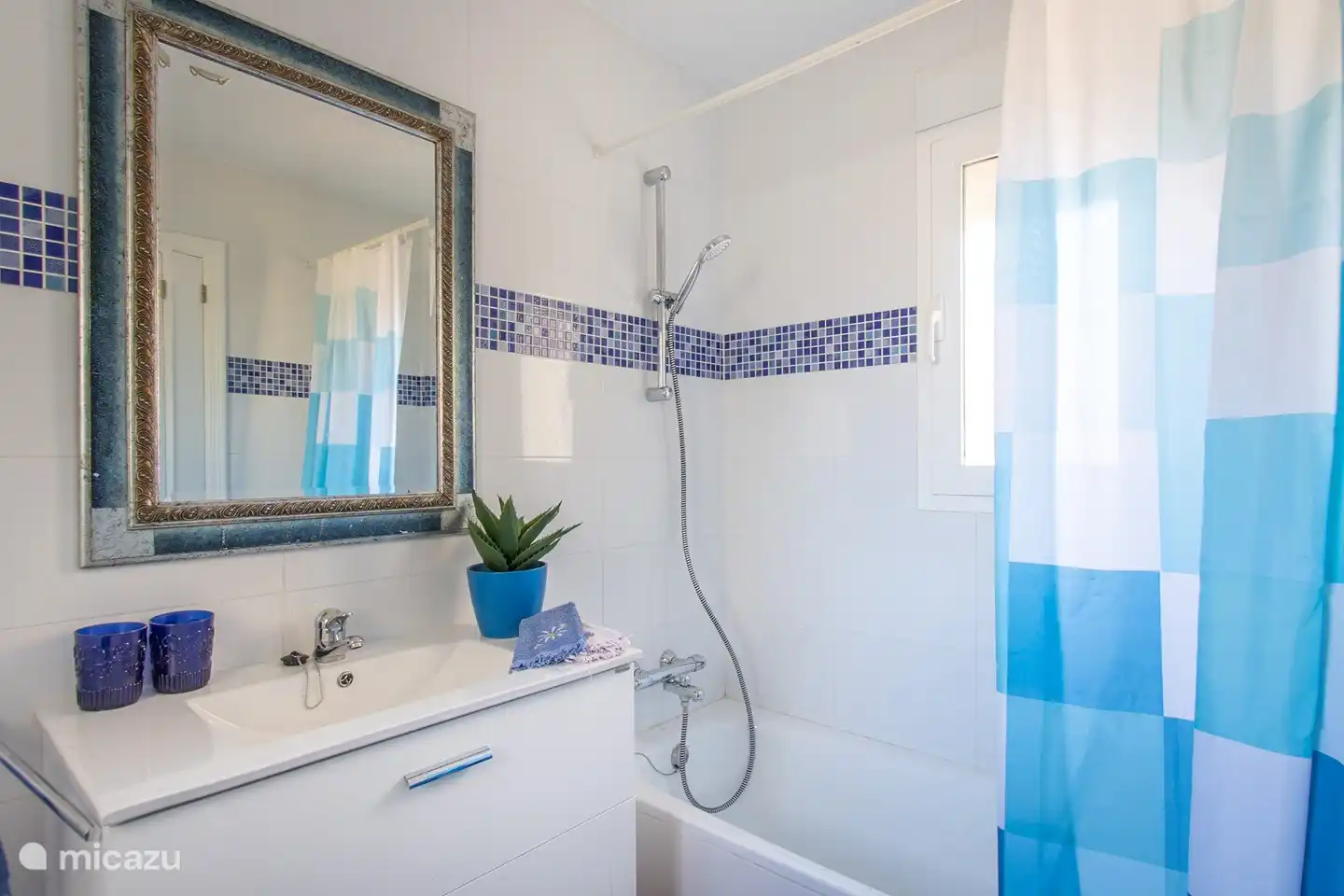 Badezimmer im Obergeschoss mit Badewanne