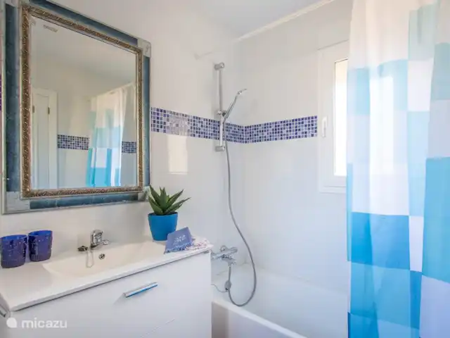 Maison Miraval | Espagne, Costa Blanca, La Nucia - villa salle de bain à l'étage avec baignoire