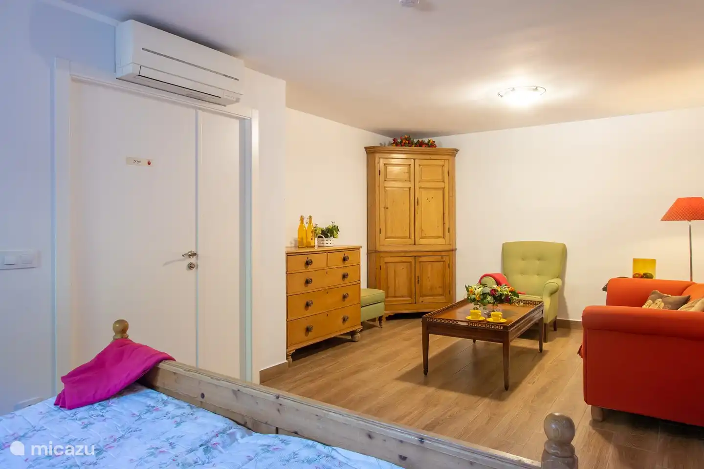 Wohn-/Schlafzimmer mit Badezimmer.