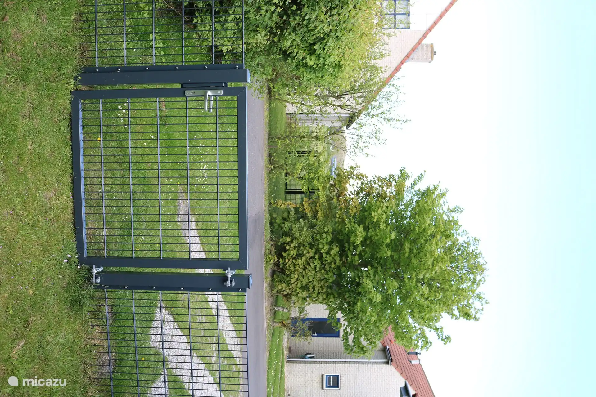 Der Garten ist komplett eingezäunt.