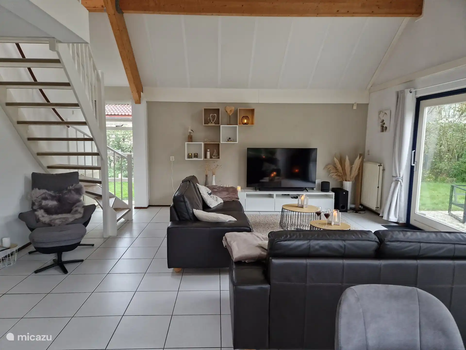 Das geräumige Wohnzimmer mit Blick auf den Garten.