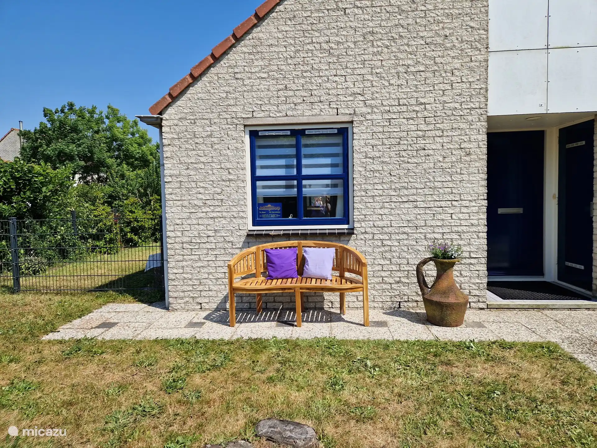 Genießen Sie die Bank in der Sonne.