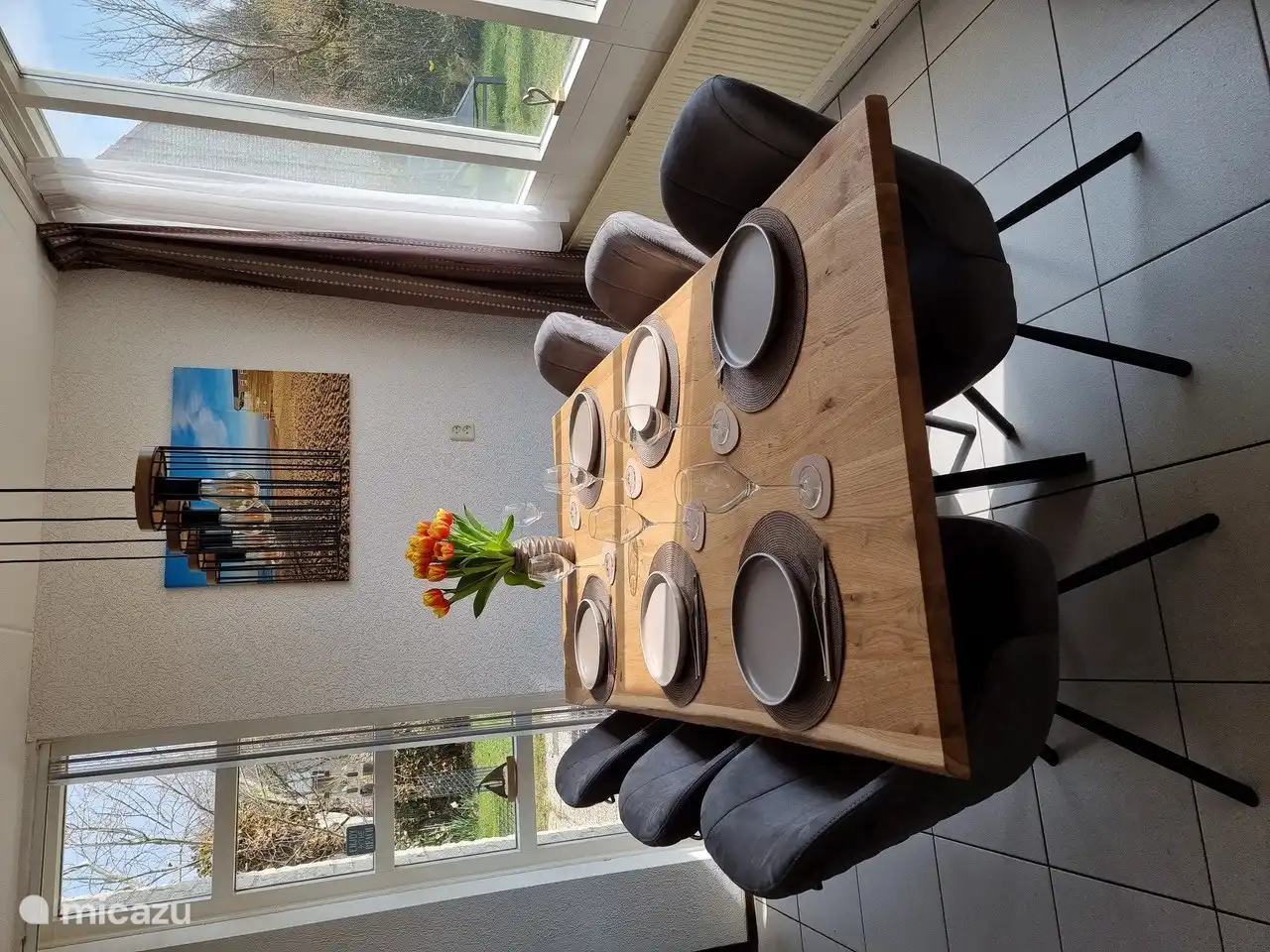 Essen Sie am gemütlichen Esstisch.