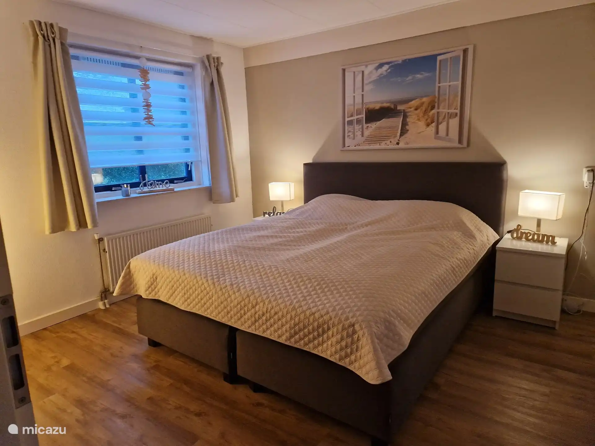 Schönes geräumiges Schlafzimmer.