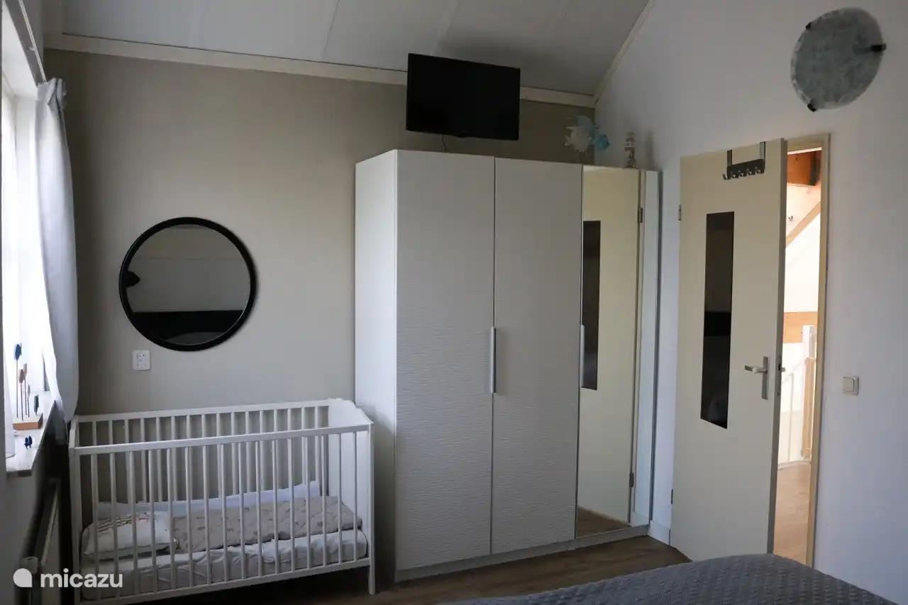 Es steht auch ein Kinderbett zur Verfügung.