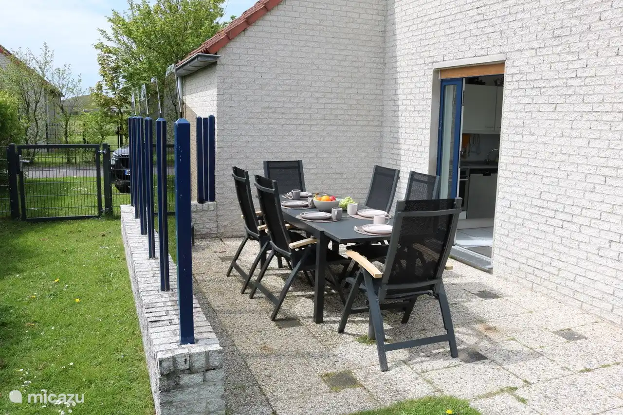 Die Terrasse ist groß genug für 6 Personen.