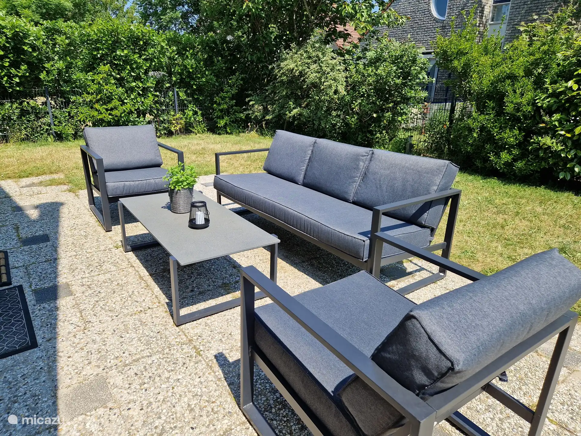 Garten mit Lounge-Set